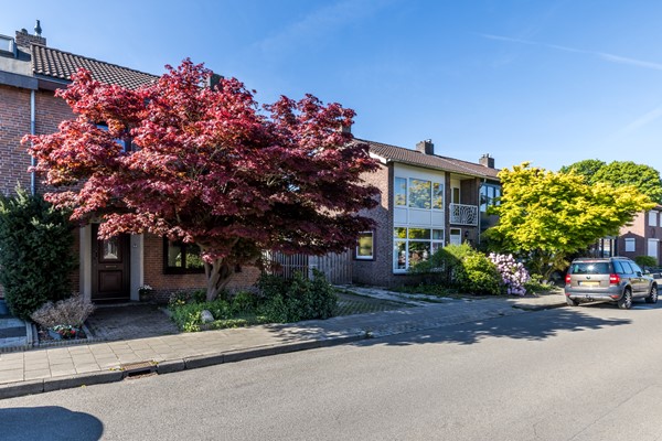 Te koop: Vlakbij het winkelcentrum in het geliefde, rustige Schaesberg ligt deze charmante, geïsoleerde hoekwoning met een verrassend ruime, multifunctionele zolderverdieping. 